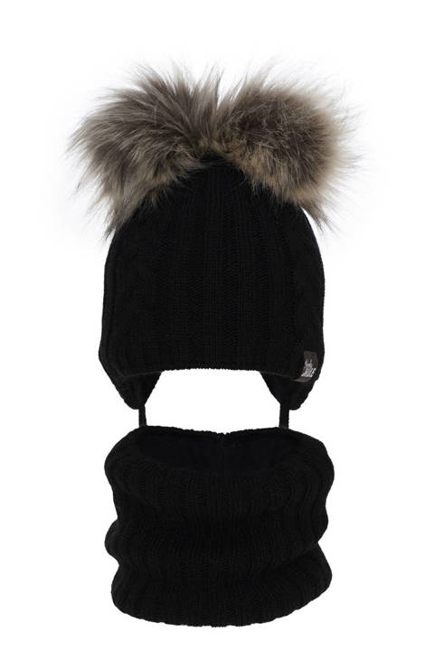 Зимний комплект для девочки: шапка и дымоход черного цвета с двумя помпонами Marlen
