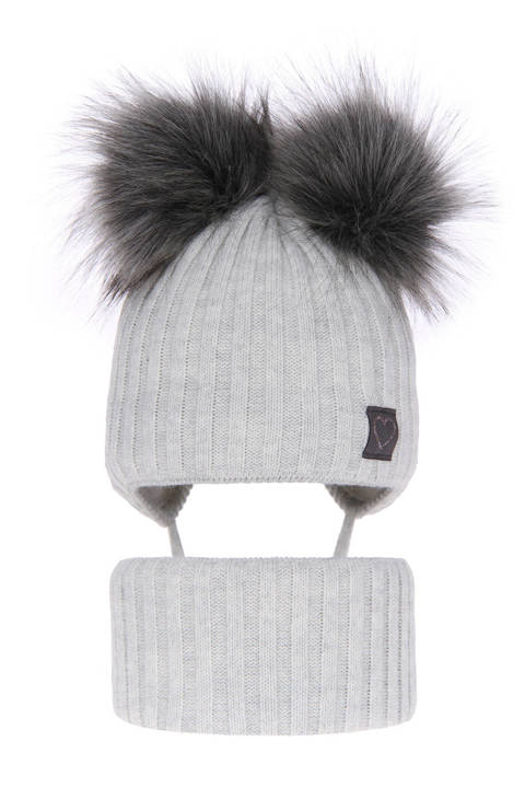 Зимний комплект для девочки: шапка с двумя помпонами и дымоход светло-серого цвета Telisa